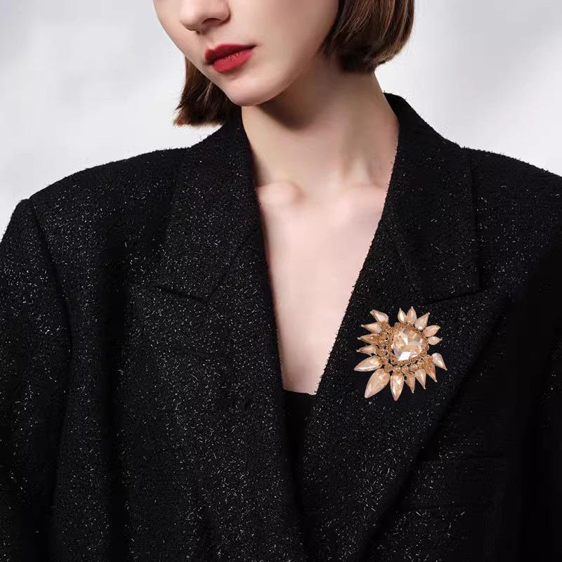 Luxurious Court-style Crystal Brooch, High-end Mistake, Light Luxury Design Sense, Niche Brooch, Grand Suit Corsage
