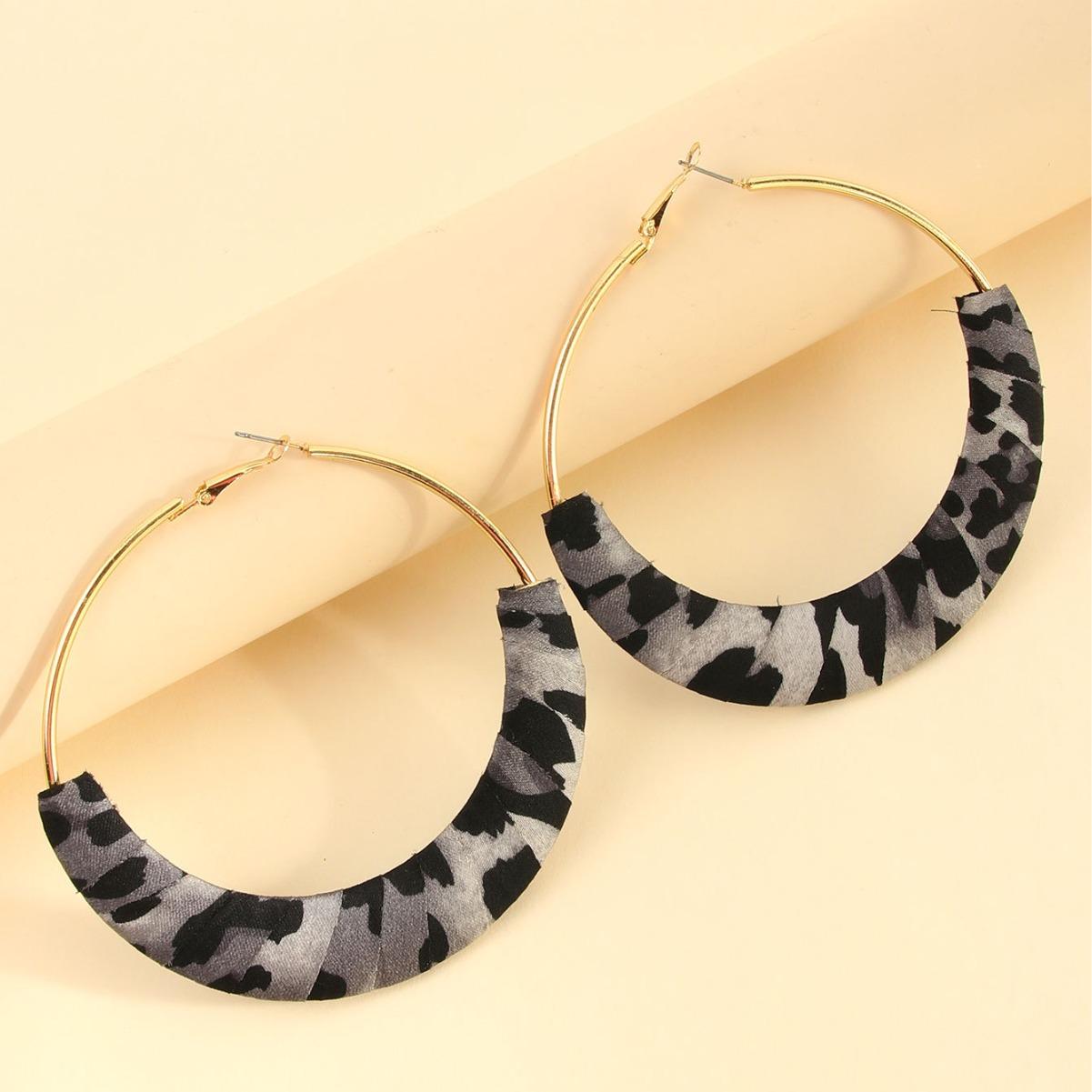 

Персонализированные серьги в виде больших преувеличенных круглых сережек из ткани с леопардовым принтом, обернутые вручную серый