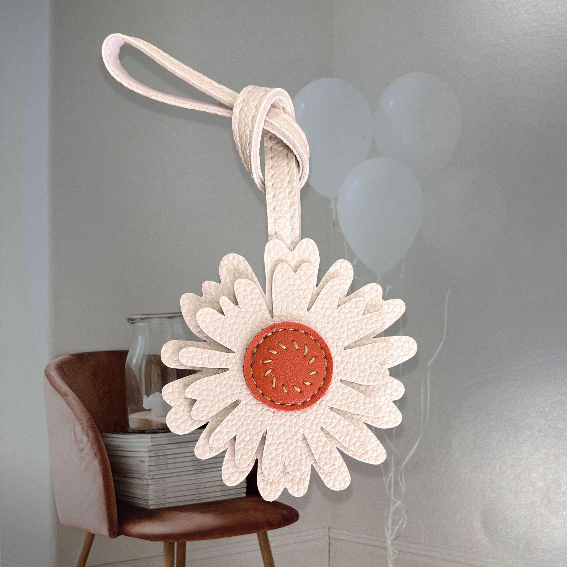 

Handmade Cutting Sewing Small Daisy Bag Pendant Sunflower Leather Car Keychain Pendant