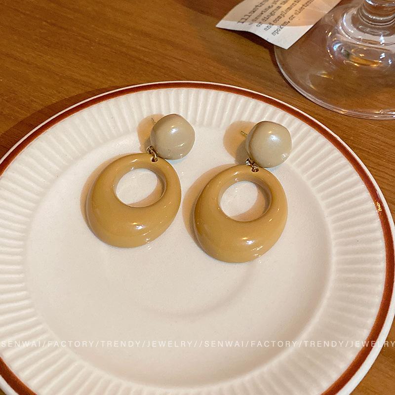 

Caramel retro Hong Kong style circle earrings femininity stud earrings exaggerated face earrings