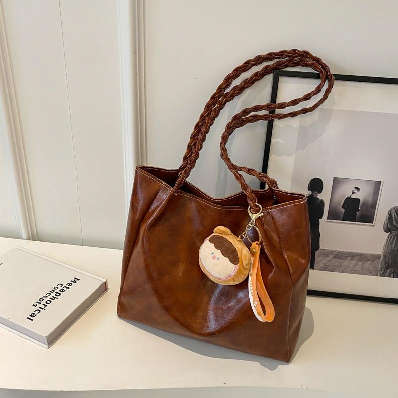 Trendy Fashionable Shoulder Bag For Women In Chic Colors Ideal For Commute And Casual Outings