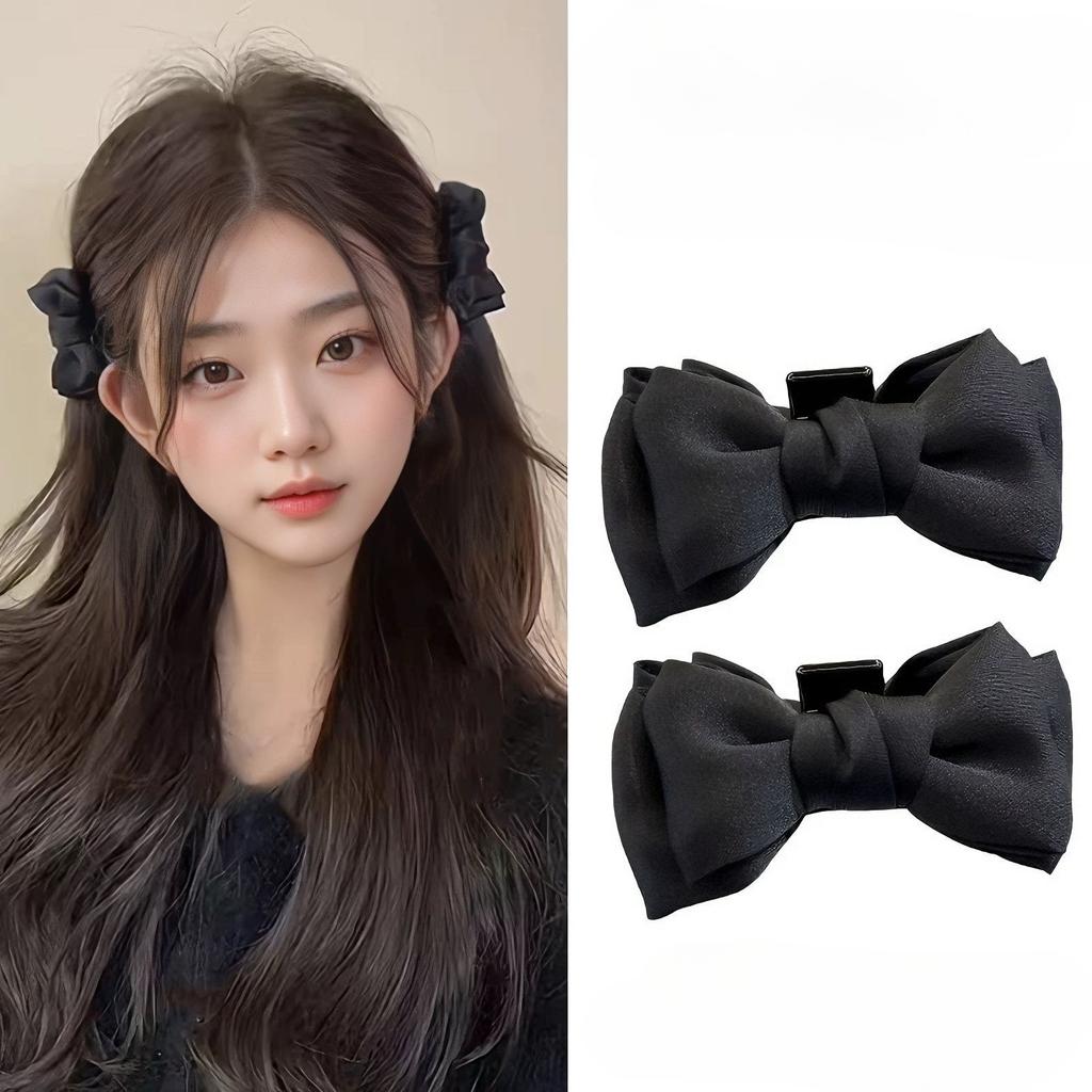 Elfenohrenförmige Schleifen-Haarspangen Die Haare der Prinzessin an der Seite, dann die oberen Ponypartien befestigen und schließlich die Haare am Oberkopf hochstecken.