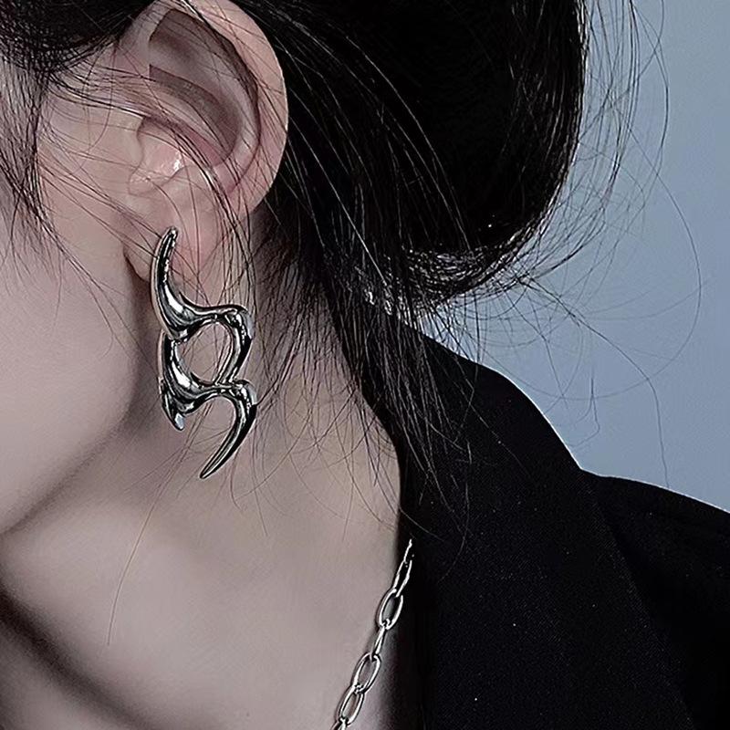 Punk Irregular Notes Dangle Earrings for Women Exaggerate Twist Metal Style Personality Punk Ear Accessories Fashion Jewelry