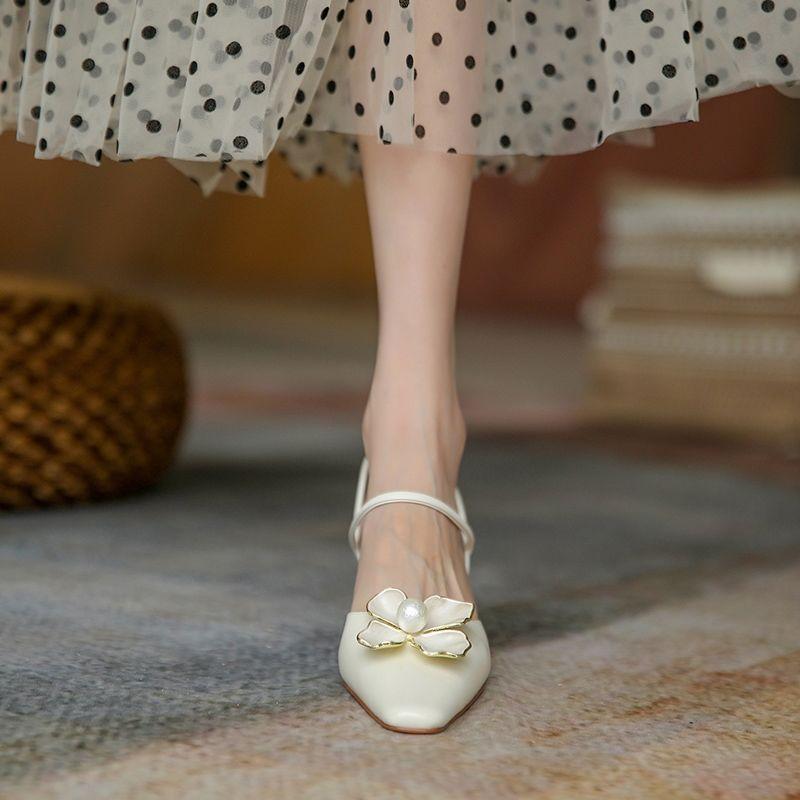 Damskor Strass Skor Spetsig Tå Sommar 2024 Diamantsandaler för Kvinna Stängda med Mellanhöga Klackar Beige Vintage Rea