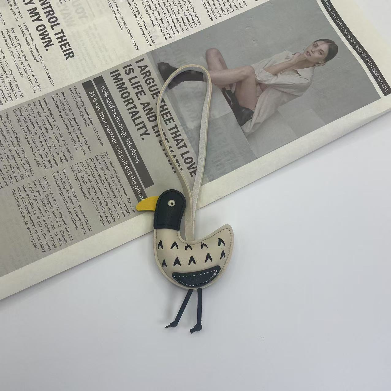 Creative Dazed Duck Bag Pendant Fashion Brand Design Cartoon Trendy Keychains Exquisite Versatile High-quality Suitcase Pendants