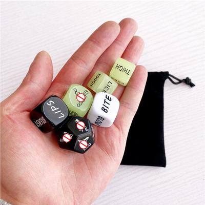 Świecący w ciemności 12-ścienny erotyczny zestaw kości do flirtu i akcji dla dorosłych