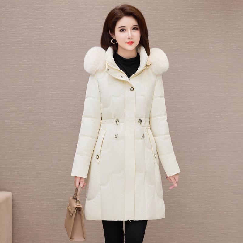 

Женское полупальто средней длины приталенного силуэта с мягкой хлопковой подкладкой, съемным капюшоном и меховым воротником, 2025 L кремовый/белый