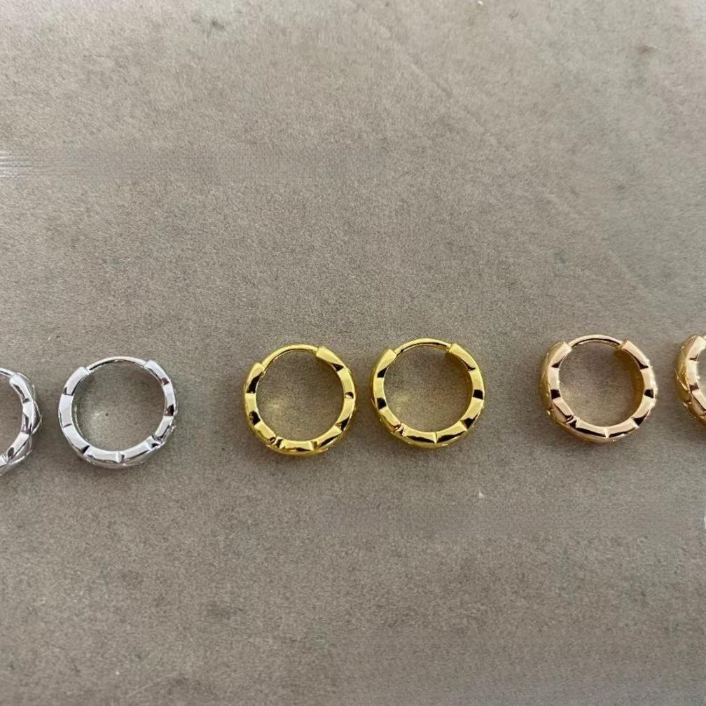 Kolczyki Rhombus V Gold Co Damskie Lekki Luksus Pierścionek Wysokiej Klasy Klamra do Ucha Nowe Kolczyki Temperament Niszowe Kolczyki