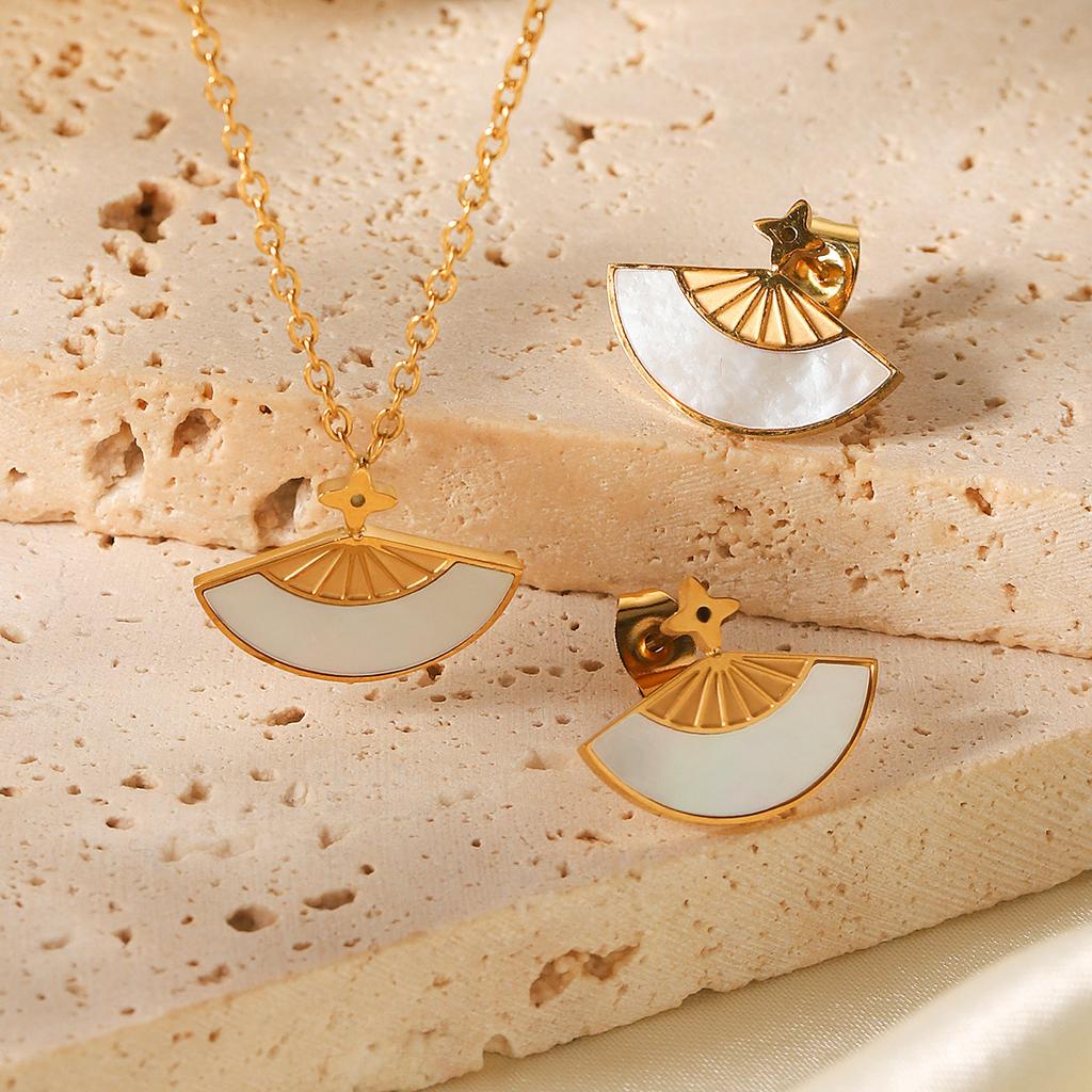 Fächerförmige weiße Muschel Anhänger Halskette für Damen, Nischen Design Titanstahl Ohrringe, eleganter Ohrschmuck, anlaufbeständig