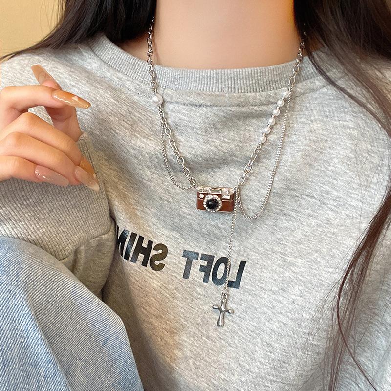 Maillard camera necklace women s sweet and cool Spice Girl style pearl sweater chain popular match