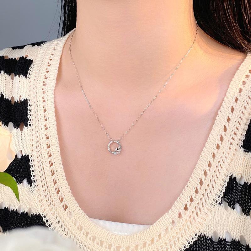 Frischer Blattring Halskette für Damen mit fortschrittlichem Design und neuer Stil Schlüsselbeinkette