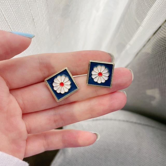 Koreanische Schlichte Muschel Kamelienrose Blume Ohrclips Ohrringe Kein Piercing Retro Kleine Gänseblümchenblume Clip-On Ohrringe Kein Gepierctes Ohr