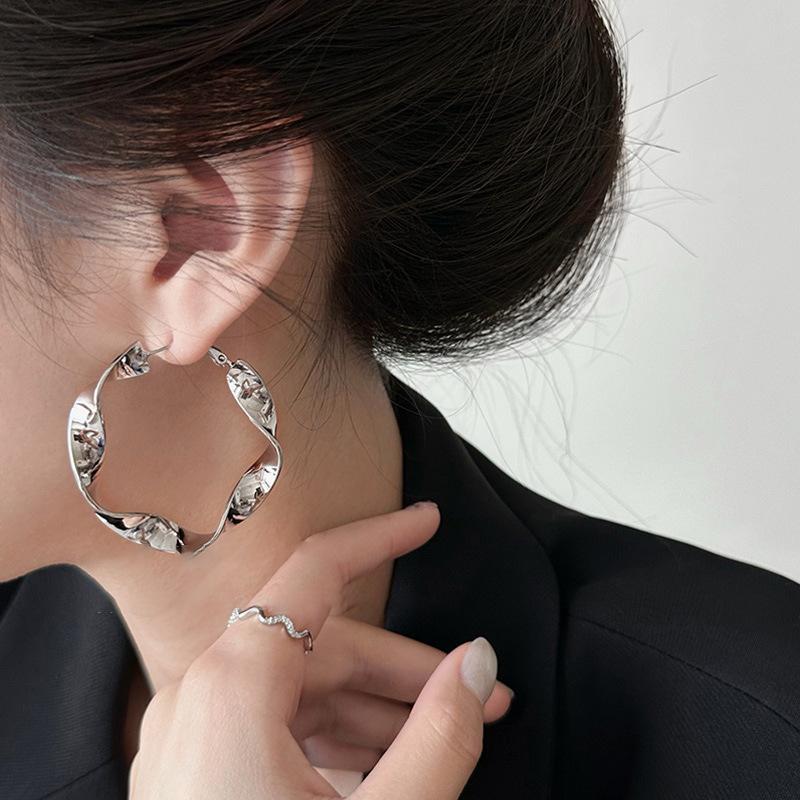 European and American simple and exaggerated twisted spiral earrings, earrings, light luxury temperament earrings, women