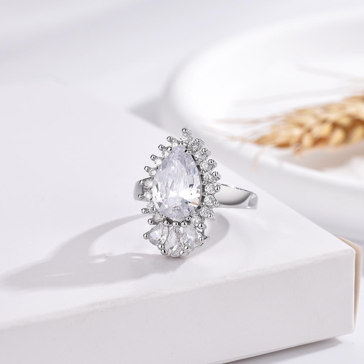 

Минималистичный набор украшений с цирконами в виде капель воды: Подвеска-колье на ключицу, Серьги-пусеты, Регулируемое кольцо грушевидной формы