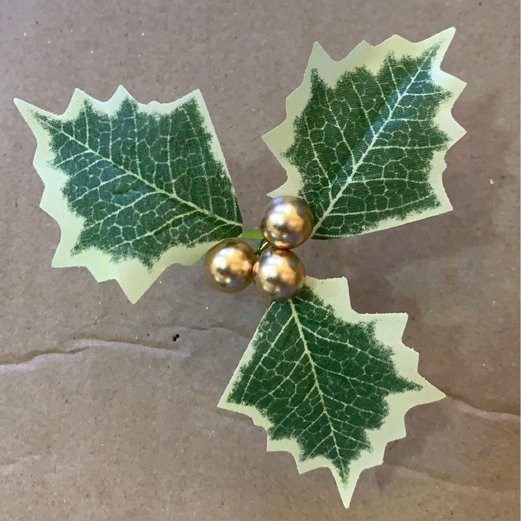 Holiday Leaves and Red Berries Christmas Tree Ornaments - Festive Vine Accessories