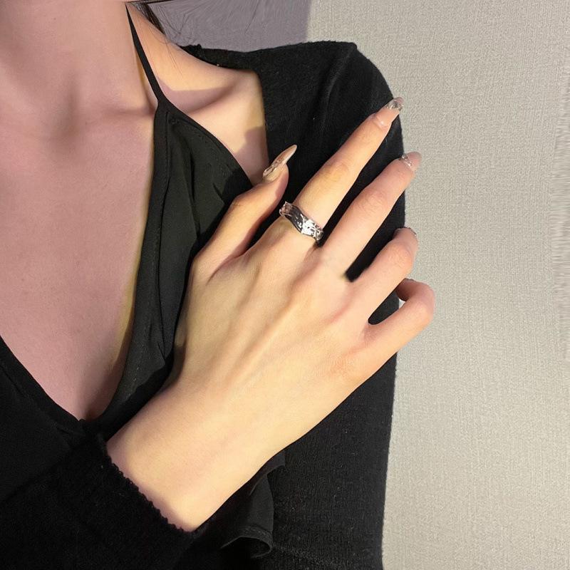 Irregular Pleated Open Adjustable Women's Index Finger Ring – Korean Dark Style, Niche Feel, Temperament, Versatile, Celebrity Style