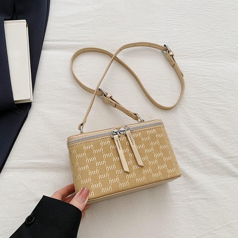 

Korean version of simple work commuter bag women s 2025 summer new popular foreign style fashion crossbody letter bucket bag золотой