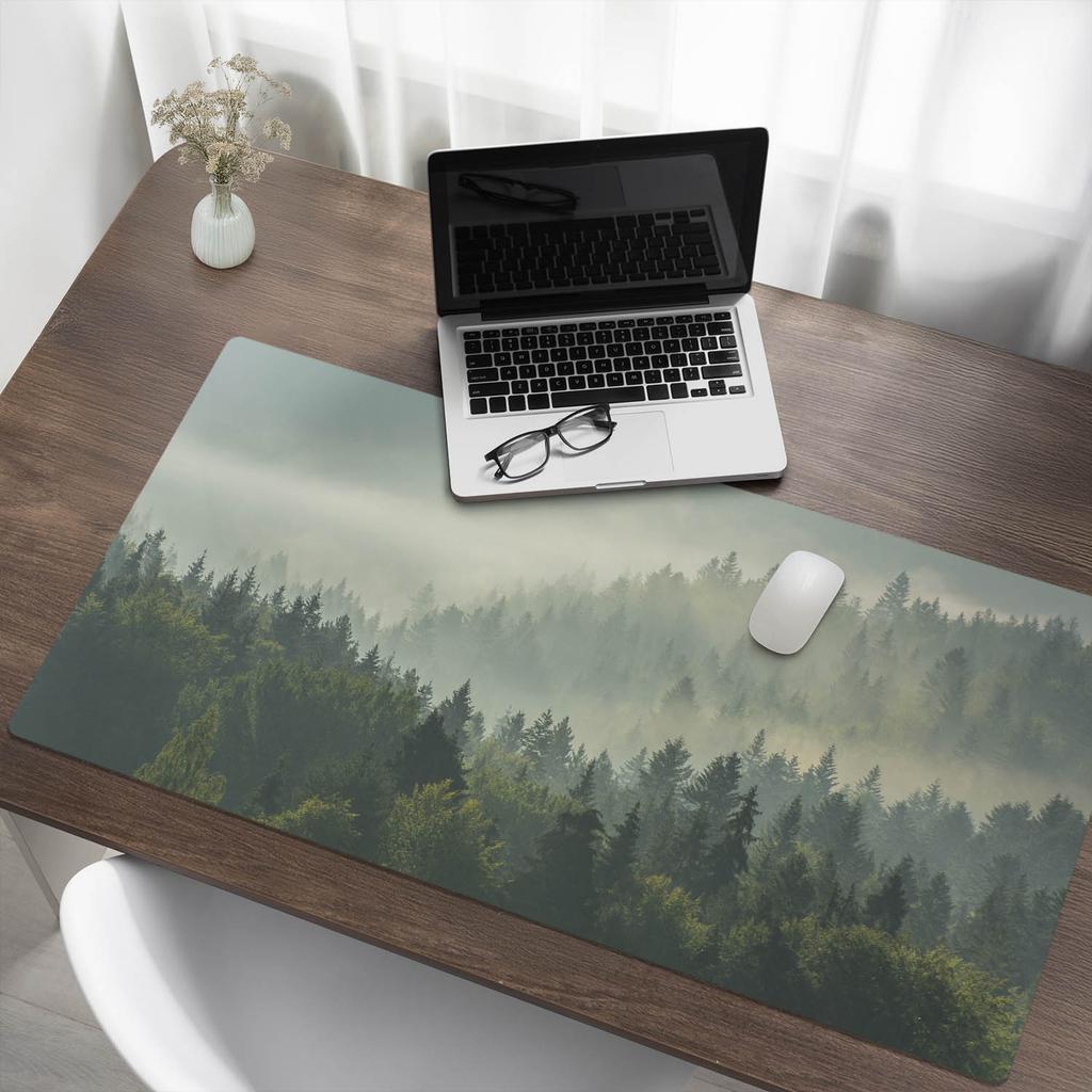 Antypoślizgowa Mata Na Biurko Z Grafiką Mglisty Las O Świcie 120X60 Cm