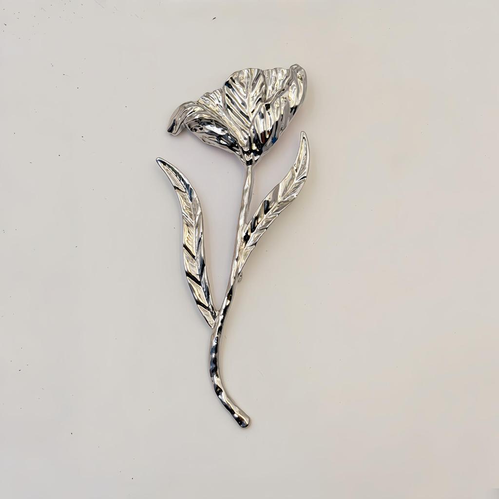 Glossy Metal Rose Brooch: European/American Autumn-Winter Style, Light Luxury Fashion Pin for Women