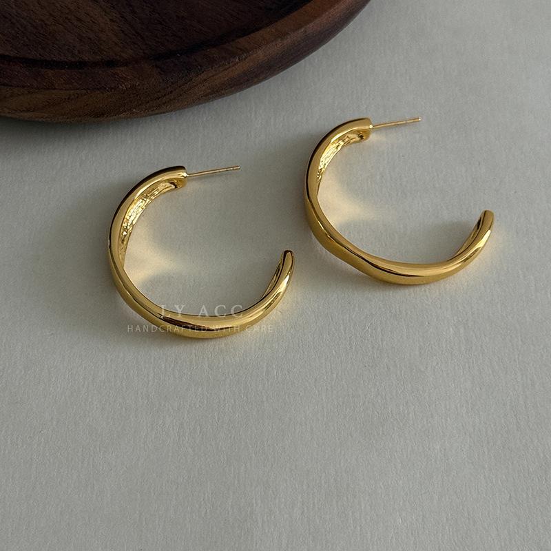 Simple classic C-shaped earrings, smooth polished European and American neat earrings, light luxury, daily commuting versatile and expensive earrings.