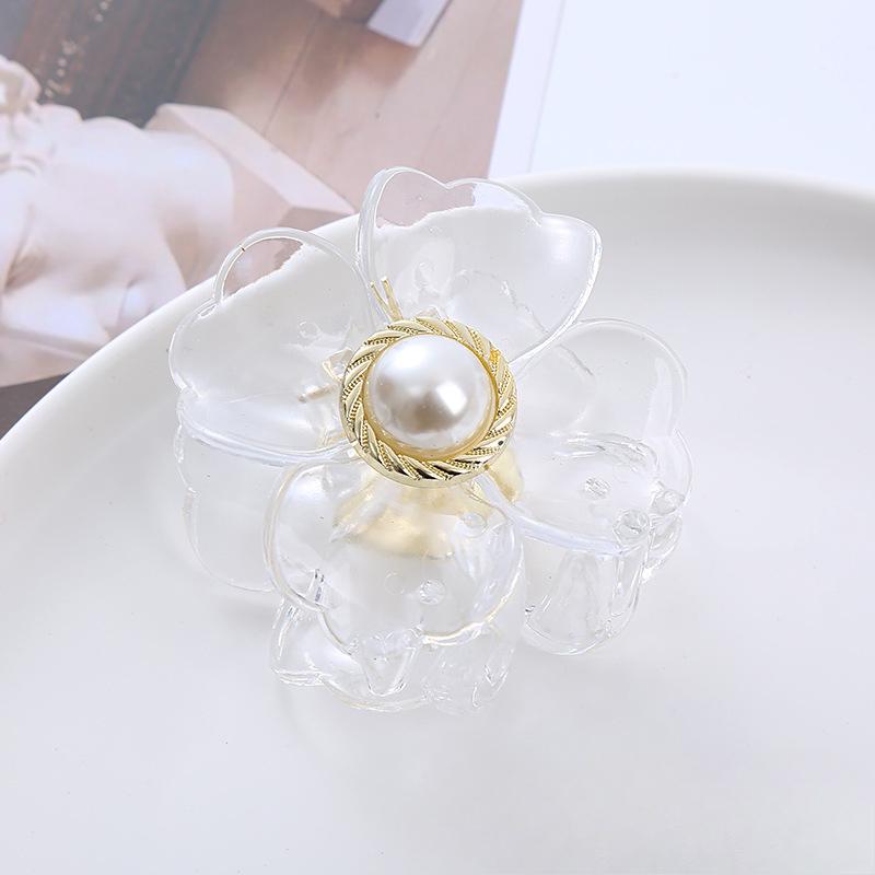 A Large, Stylish Hairpin for The Back of The Head with An Egg Flower and Pearl Hairpin
