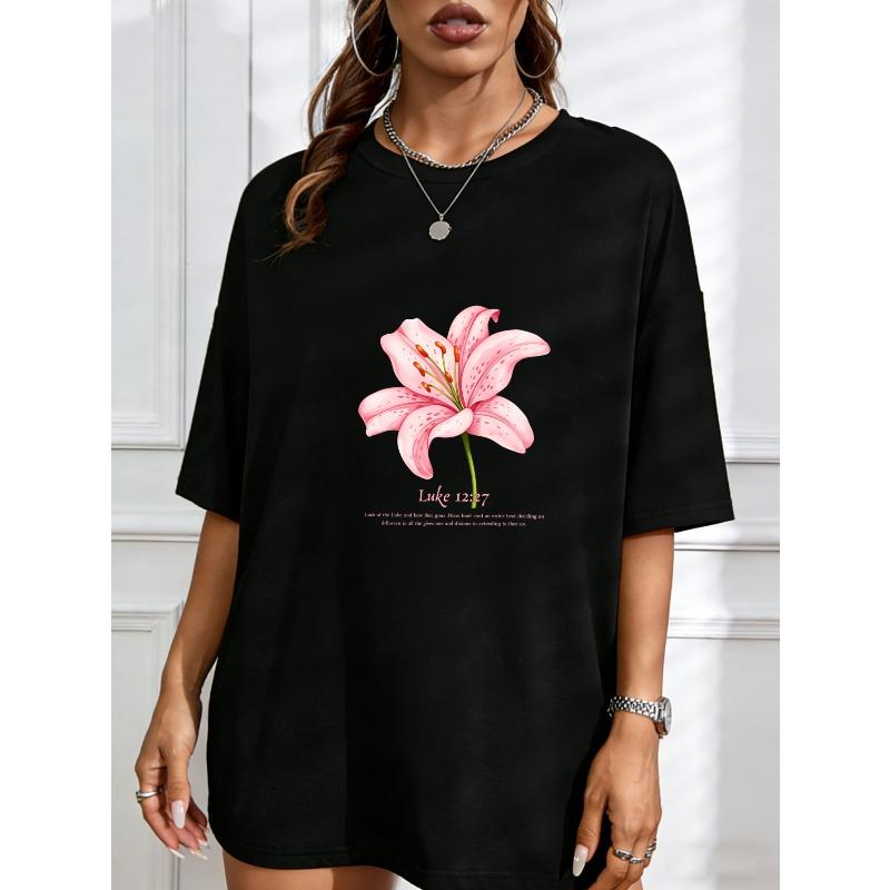 Vit T-shirt med Rosa Liljeblomma och Bibelvers Lukas 12:27 för Kvinnor Casual Kläder Sommaroutfit