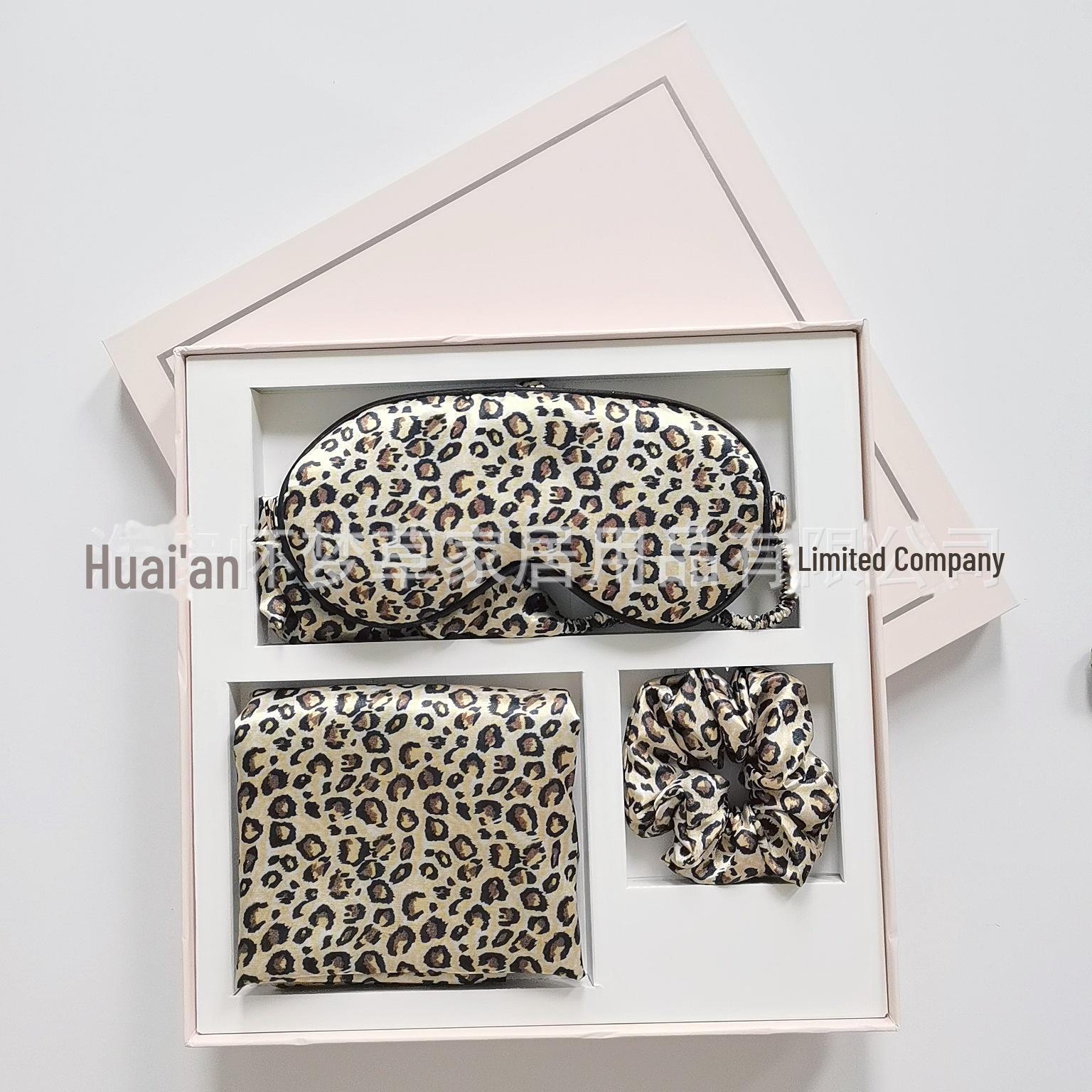 

Шелковая маска для глаз с леопардовым принтом и набор аксессуаров: В комплект входит наволочка, резинка для волос, повязка на голову и светонепроницаемая маска для сна.