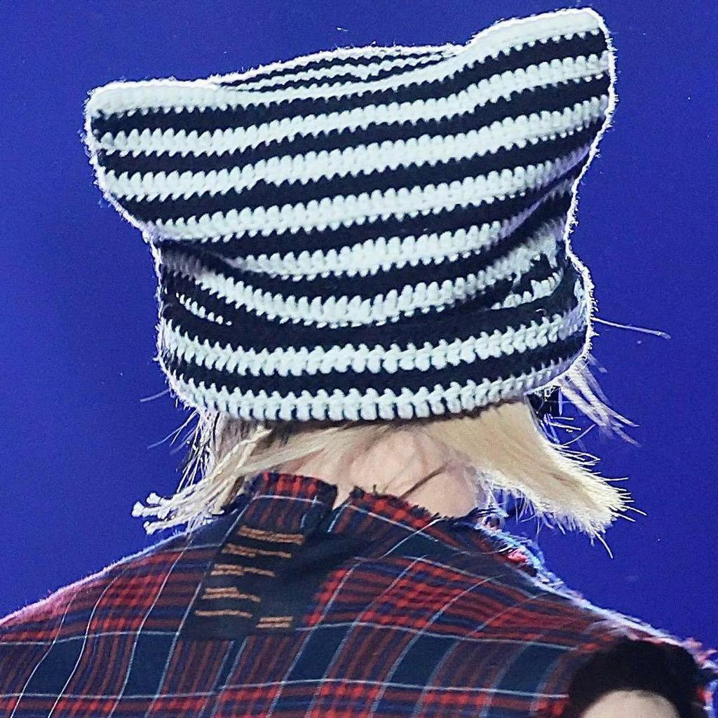 [GEBRAUCHT] Stray Kids Katze Ohren Gestreifte Strickmütze Weiß x Schwarz Stray Kids Felix