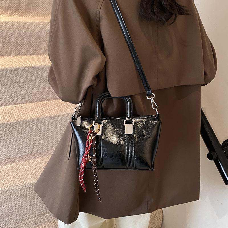 Retro texture small bag women 2025 new portable pillow bag premium versatile commuter messenger bag