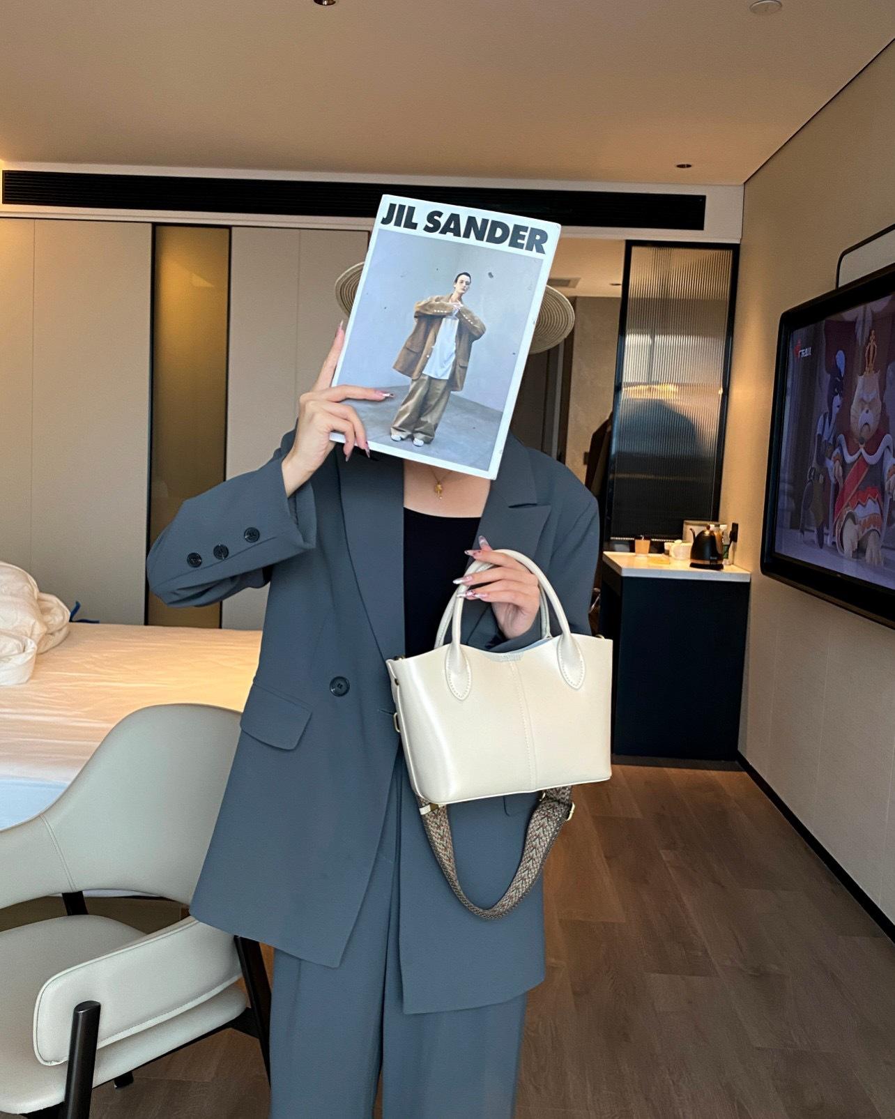 

Новая осенне-зимняя женская универсальная кожаная сумка-тоут через плечо из чистой коровьей кожи большой вместимости с несколькими отделениями