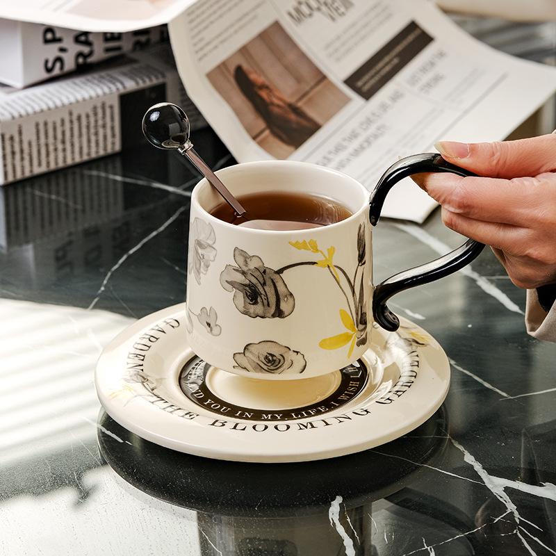 Luksusowy Zestaw Retro Ceramicznej Filiżanki do Kawy i Spodka na Popołudniową Herbatę - Eleganckie Pudełko Prezentowe w Zestawie