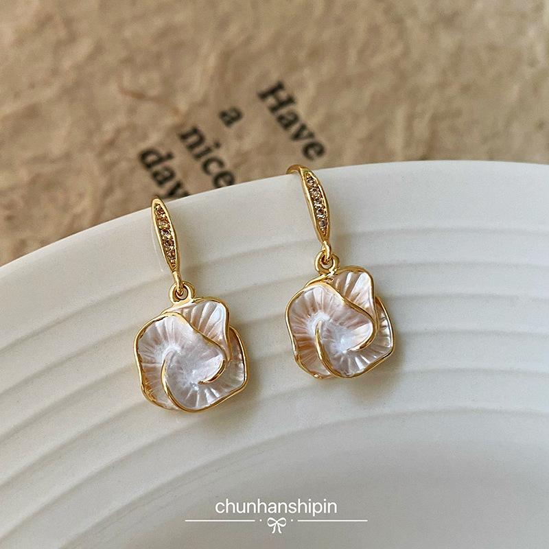 Mosquito coil plate camellia flower earrings women's niche temperament no ear piercings earrings popular ear clips light luxury high sense summer