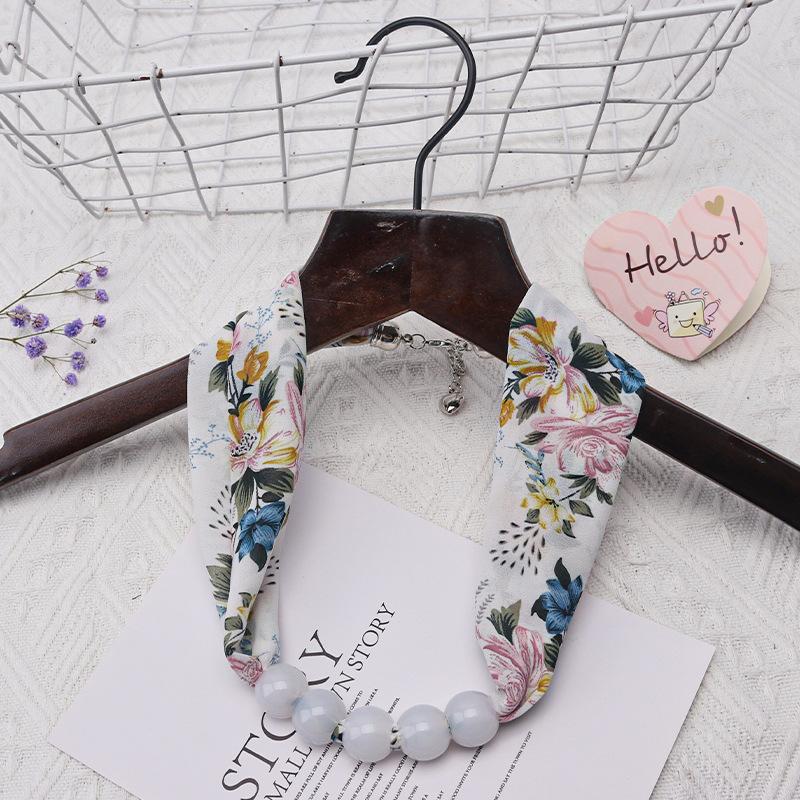 

Весенний модный женский изысканный шарф с принтом и бисером.