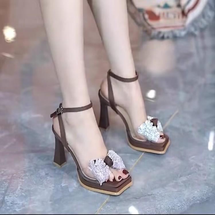 

Женские босоножки One Word с платформой 2025 года, новые модные босоножки с открытым носком и водонепроницаемым узором, украшенные стразами и бантом, на толстом каблуке 40 темно-коричневого