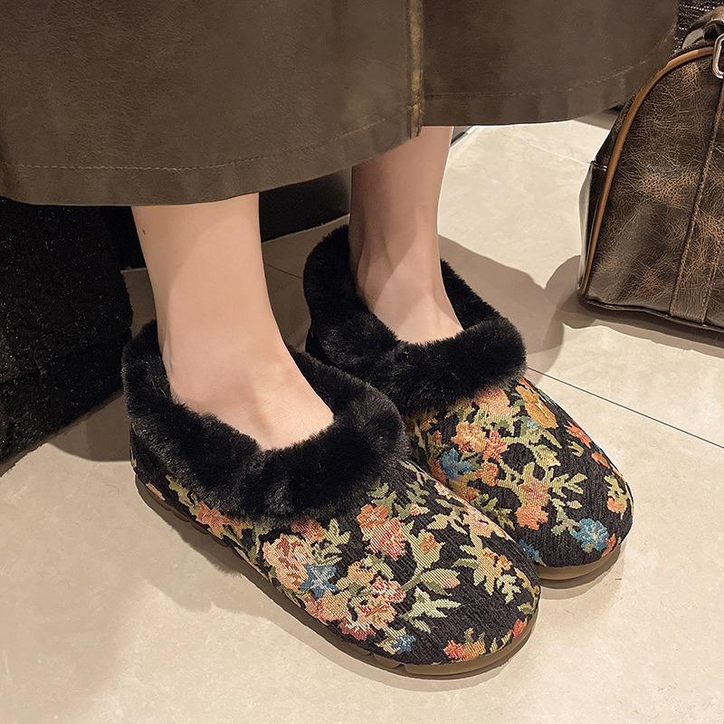 Winter New Velvet Thickened Warm Women's Casual Cotton Shoes Retro Embroidered Mother Shoes Beijing Cloth Shoes