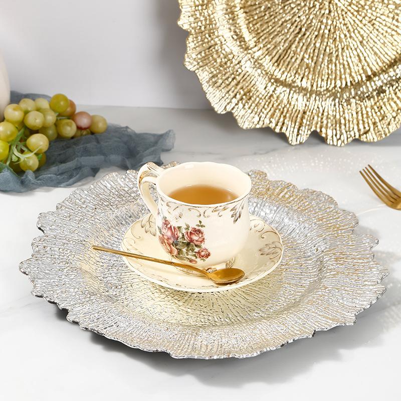 12,59" Goldene Gedeckplatten mit floralem Riffmuster, runde Kunststoff-Gedeckplatten mit gerüschtem Rand, Abendessen für Dinner, Hochzeitsfeier-Dekoration
