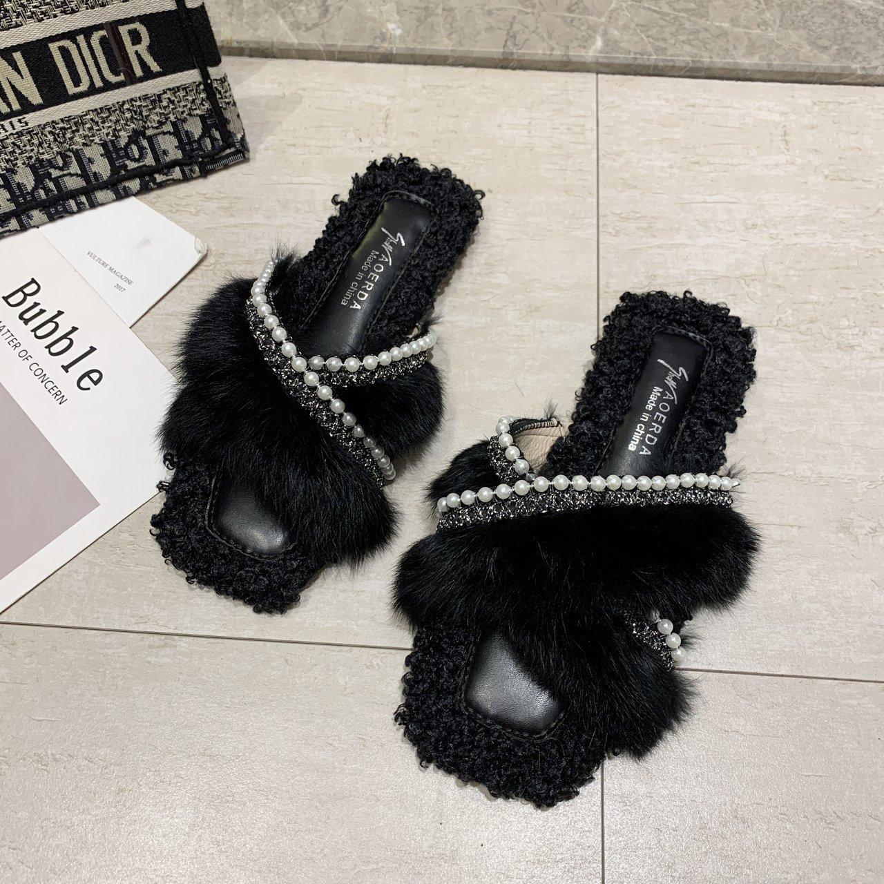 

Internet celebrity pearl hair slippers women wear 2025 new Korean version of fashion thick bottom flat bottom one word drag wool cotton slippers 35 чёрный