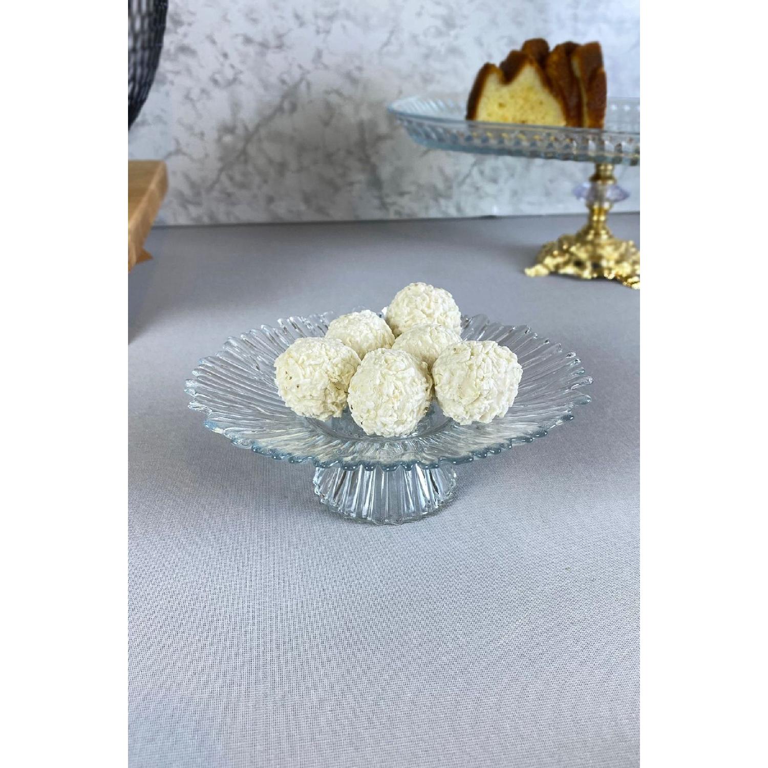 

Стеклянная миска на ножке с рахат-лукумом Сахарница Миска для угощений