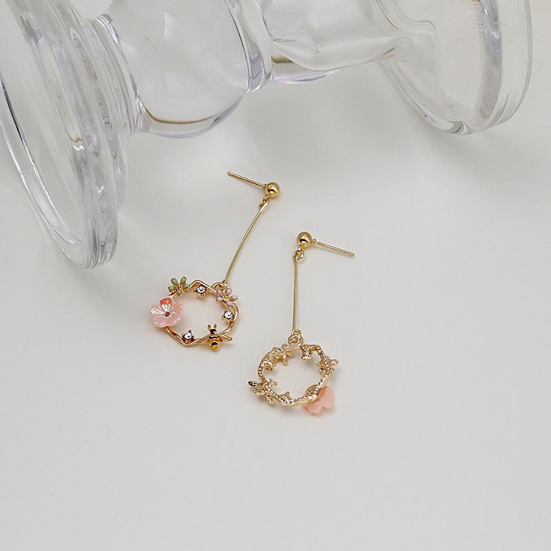 1Pair Hollow Wreath Flower Earrings For Women  Sweet Bee Stud Earring Girl Wedding Party Jewelry