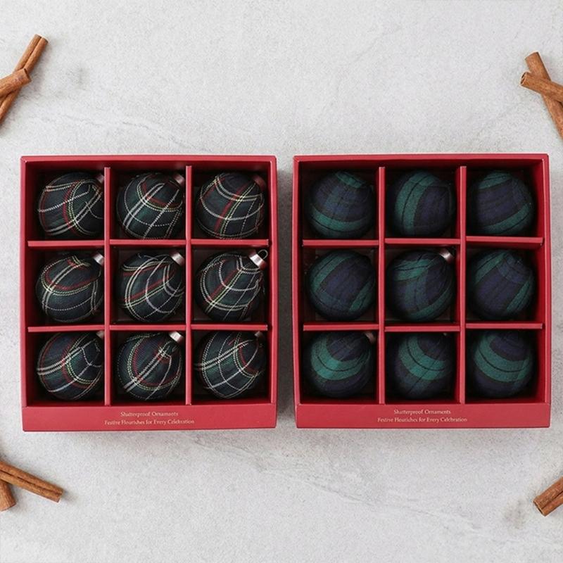 Stoffummantelte Weihnachtskugel-Ornament, 9 Stück karierte Kugeln Hängedekoration Set für Baumschmuck und Feiertagsdekorationen