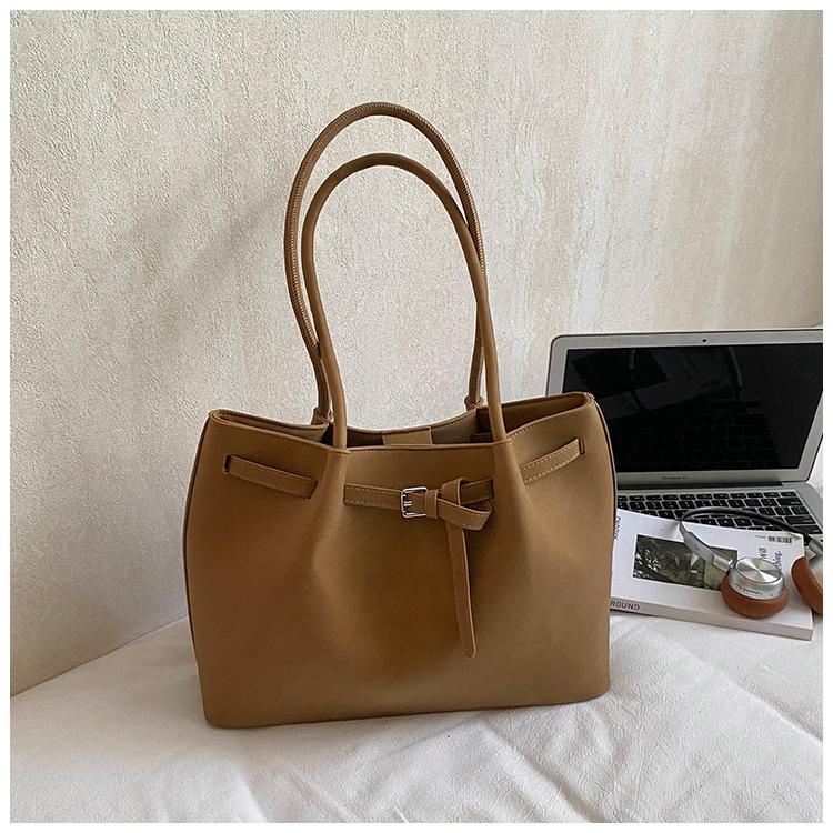 Retro Large-capacity Bag Women's Winter New Fashion Shoulder Bag Casual Commuter Handbag