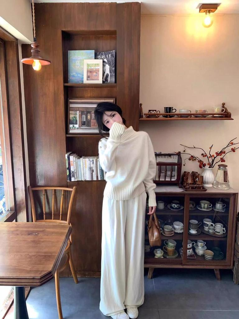 Elegant High-End Turtleneck Sweater — Women's Soft, Loose, Milk-White Pullover for Autumn and Winter