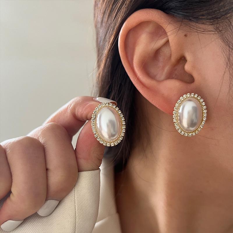 2023 Trendy Retro Pearl Stud Earrings: Sparkly Niche Design for Women