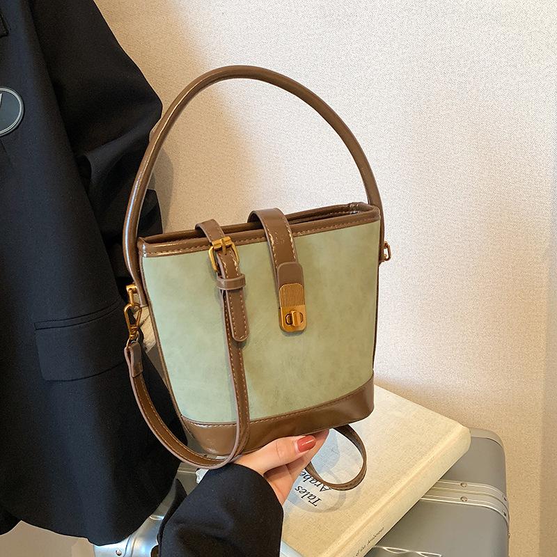 

Премиальная контрастная цветная женская сумка 2025 зима новая мода простая сумка-ведро нишевая сумка-мессенджер на плечо 21*10*18