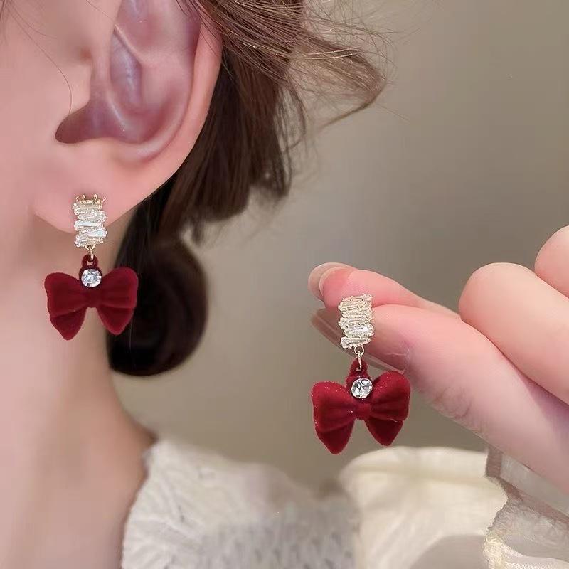 Elegant Retro Red Velvet Bow Stud Earrings for Women - Perfect Festive Accessory