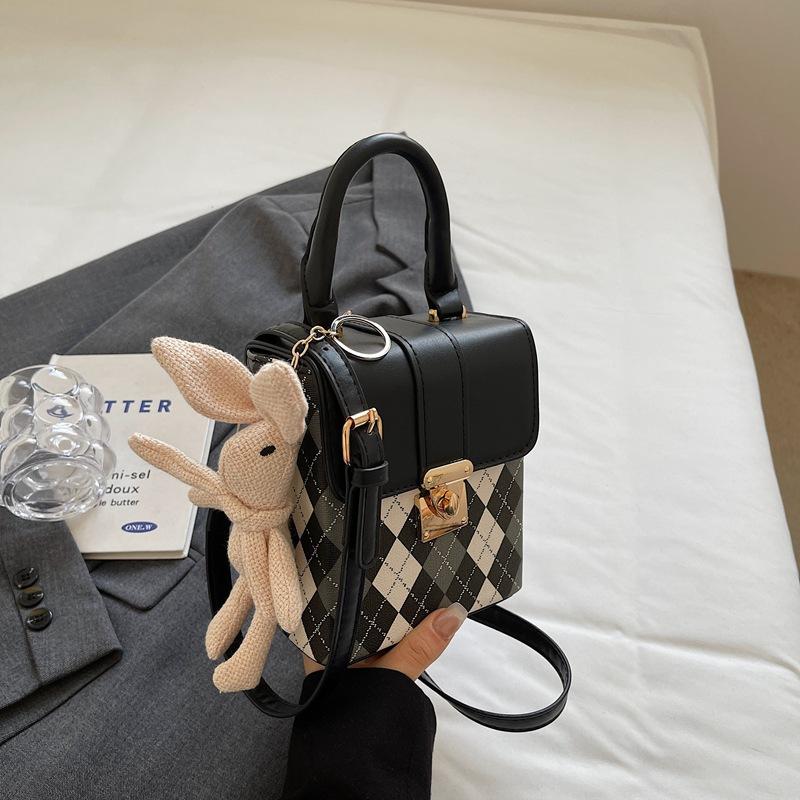 

Французская нишевая дизайнерская сумка, весенняя новая женская сумка, популярная взрывная сумка через плечо, сетчатая красная сумка, маленькая квадратная сумка