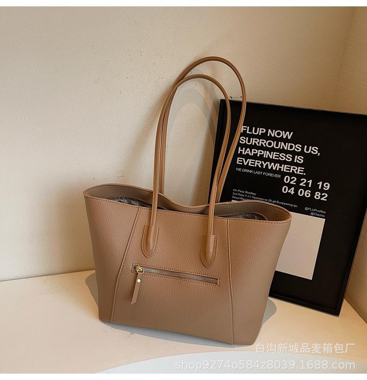 

2025 new fashion trend large capacity tote bag women s shoulder handbag retro commuter bag