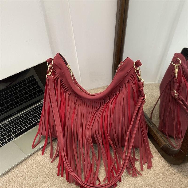 Borsa a Spalla Chic Retrò in Morbido Camoscio con alla Moda Design a Frange Perfetta per l'Autunno
