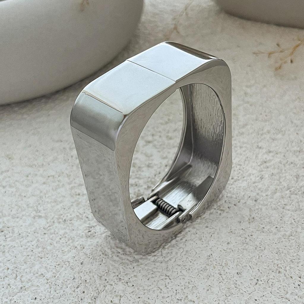 Retro European and American Metal Square Bracelet for Women – Stylish Textured Smooth Spring Bangle