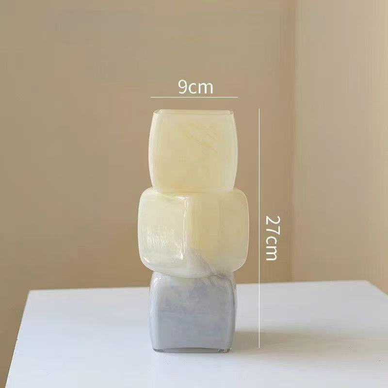 

Изысканная стеклянная ваза с квадратным горлышком, обладающая высокой эстетической ценностью. Ваза для дома, столовой, для цветочной композиции. Высококлассный декоративный элемент.